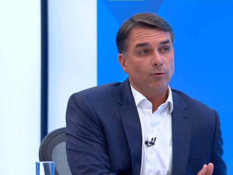 Flávio Bolsonaro esquiva perguntas no JN e cita “golpe da Disney”