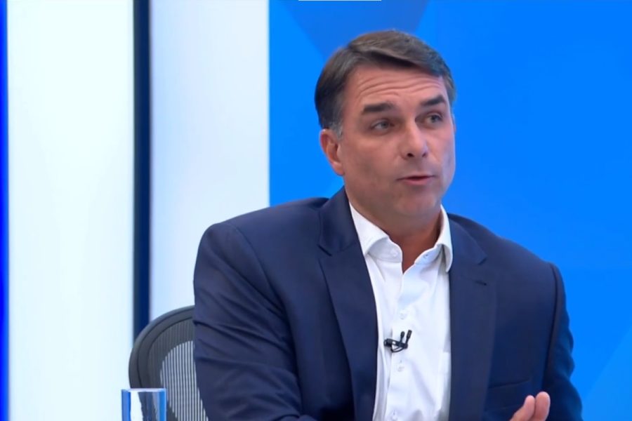 Flávio Bolsonaro usa "golpe da Disney" e foge das perguntas sobre a família