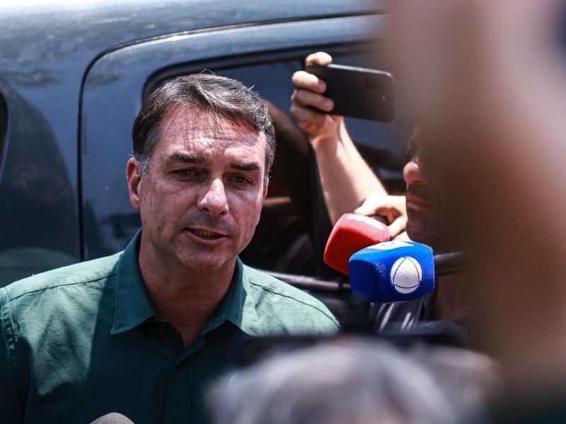 Flávio Bolsonaro apoia fim da escala 6×1 para evitar desgaste