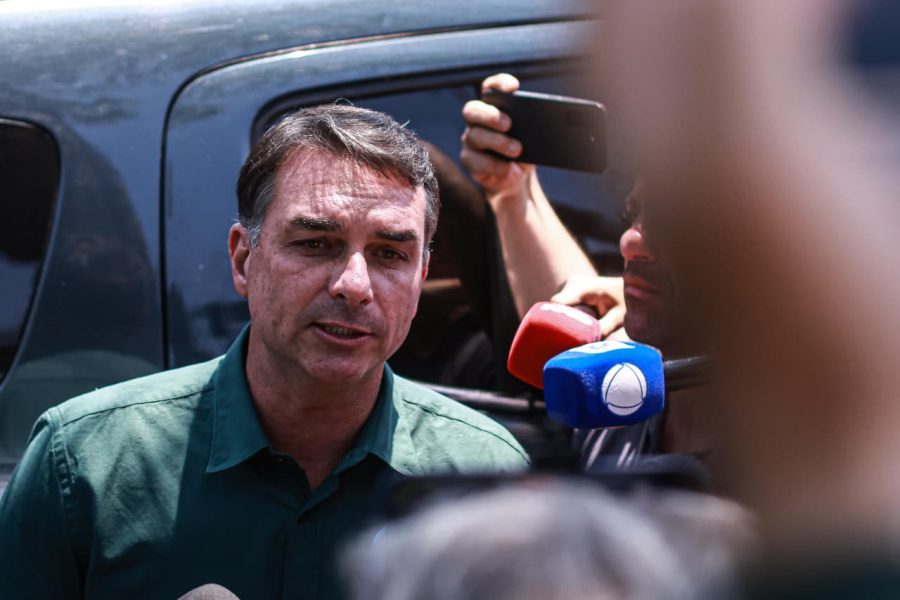 Flávio Bolsonaro vai votar pelo fim da 6x1, mas aliados defendem mudanças