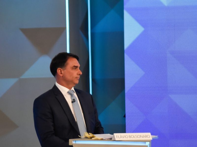 Flávio repete fake news sobre mesários votarem no lugar de ausentes