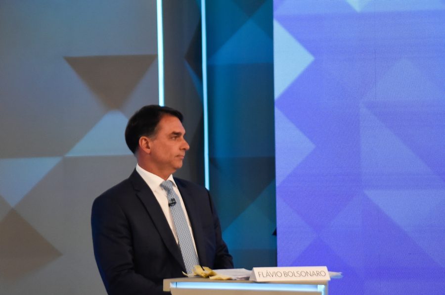 Flávio repete fake news sobre mesários votarem no lugar de ausentes