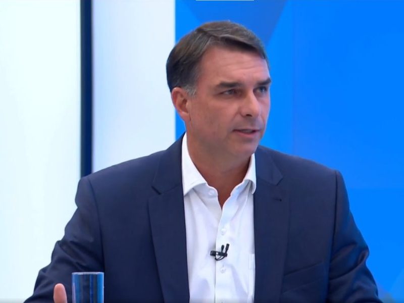 Flávio Bolsonaro comenta prisões de aliados políticos no RJ