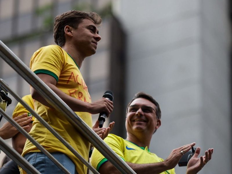 Flávio segue dica de Nikolas e propõe “Pai-Nosso” em fala final de debate