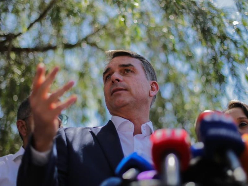 Flávio Bolsonaro muda estratégia e intensifica ataques a Lula no 2º turno