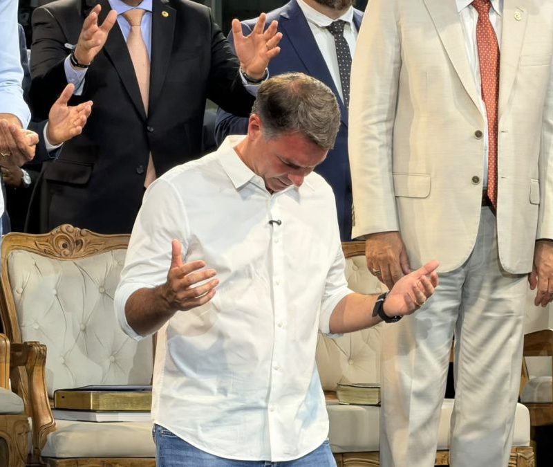 Flávio Bolsonaro vê guerra espiritual no Brasil em culto no RJ