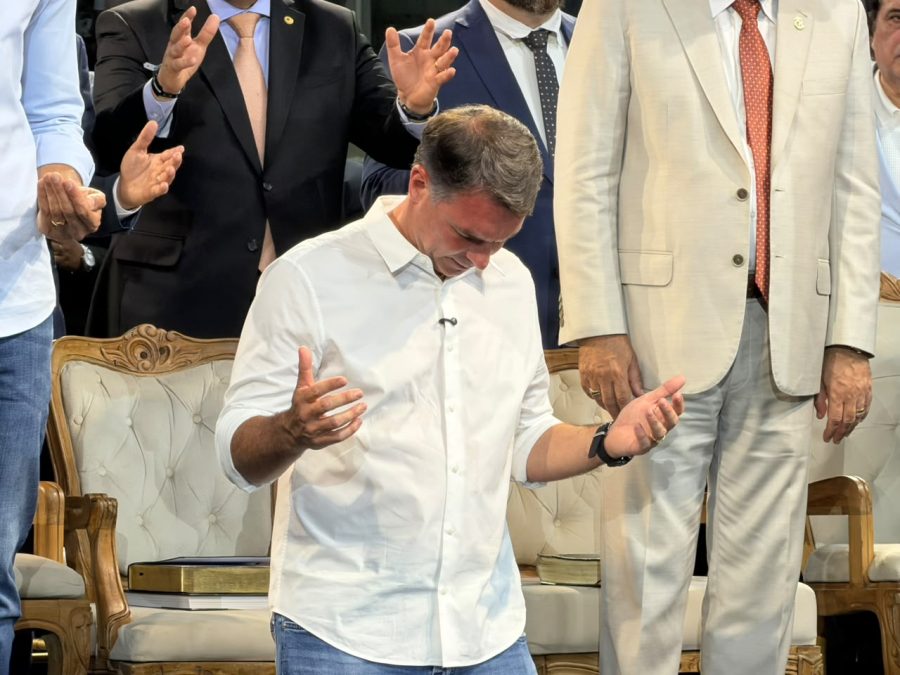 Flávio Bolsonaro vê guerra espiritual no Brasil em culto no RJ