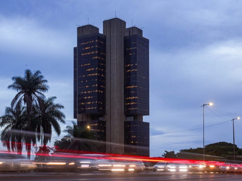 Mercado financeiro reduz previsões para IPCA e PIB