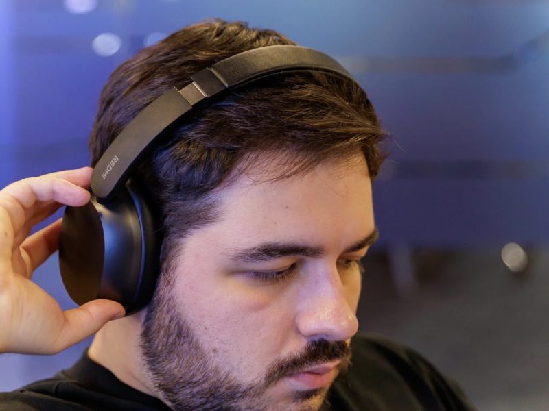 Fone com ANC pode prejudicar sua audição? Especialista responde