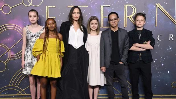 Fonte revela “plano” de Brad Pitt para se reaproximar dos filhos e decisão de Angelina que pode ajudá-lo Fonte revela “plano” de Brad Pitt para se reaproximar dos filhos e decisão de Angelina que pode ajudá-lo