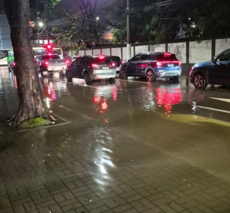 Volta Redonda registra alagamentos após temporal nesta terça-feira