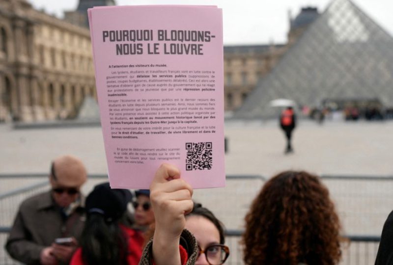 França fecha museus e mobiliza polícia contra protestos