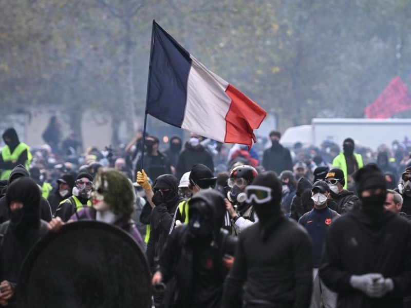 França mobiliza 70 mil agentes contra onda de protestos e saques