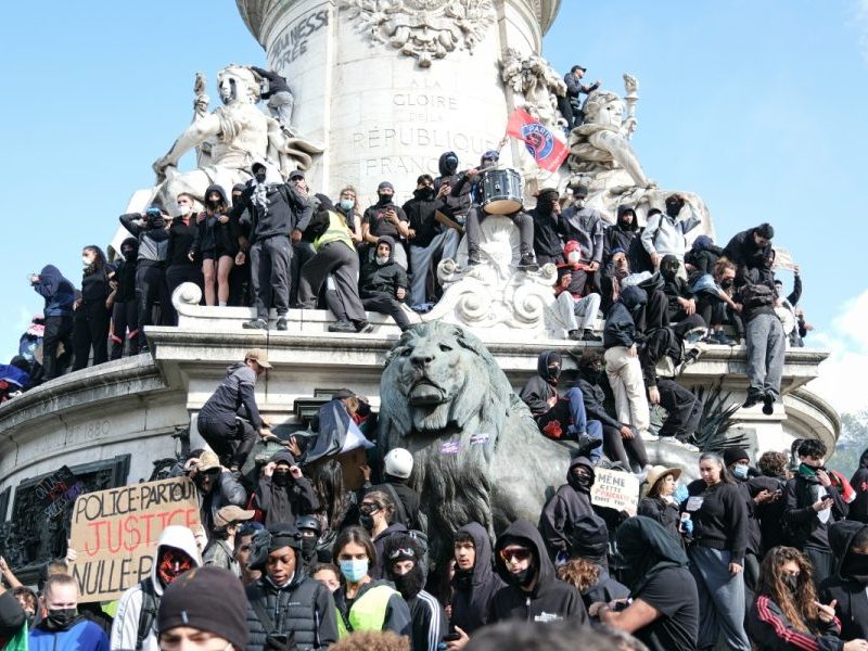 França mobiliza 70 mil policiais para conter novos atos