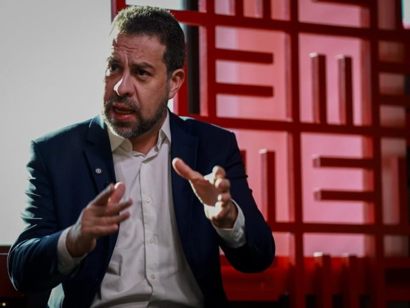 Fuga de Flávio Bolsonaro é assunto da PF e da Justiça, diz Boulos