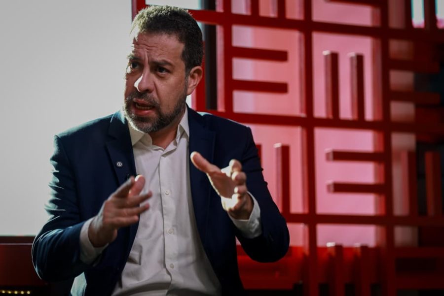 Fuga de Flávio Bolsonaro é assunto da PF e da Justiça, diz Boulos