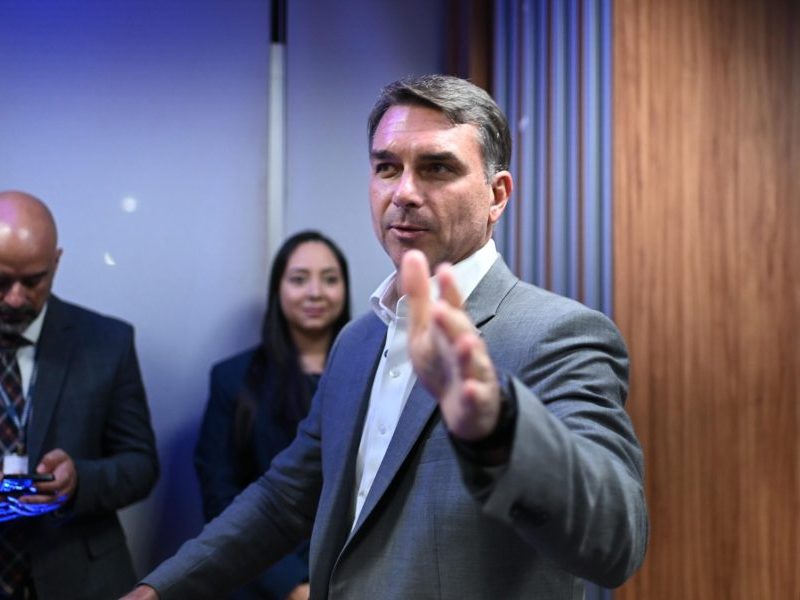 Fuga de Flávio Bolsonaro irrita aliados após promessa de ficar no Brasil