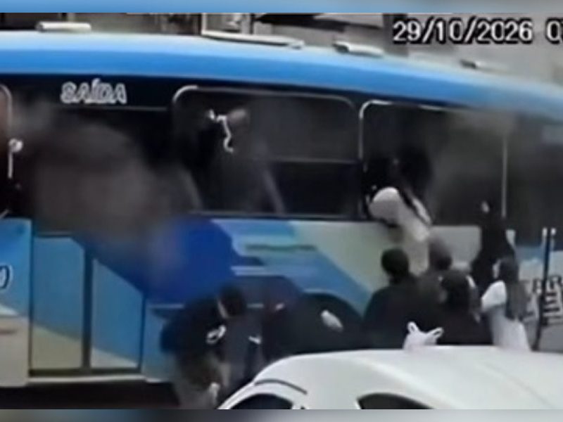 Fumaça toma conta de ônibus e passageiros quebram janelas para fugir