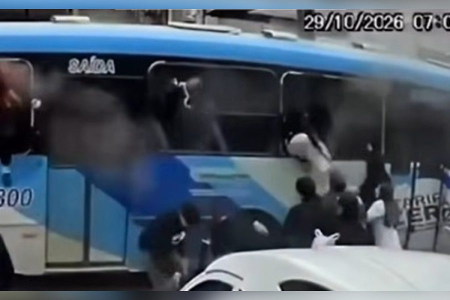 Fumaça toma conta de ônibus e passageiros quebram janelas para fugir