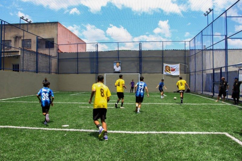 Prefeito Furlani inaugura campo reformado em Barra Mansa