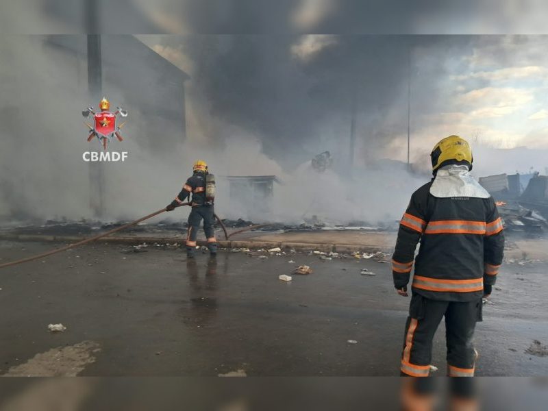Incêndio em galpão de recicláveis gera reunião urgente no GDF