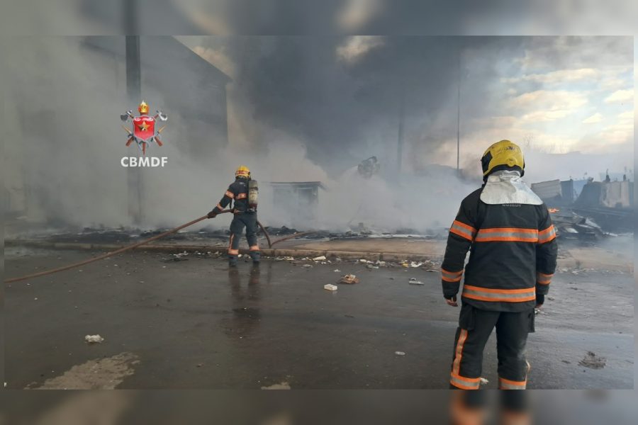 GDF faz reunião de emergência após incêndio em galpão de recicláveis