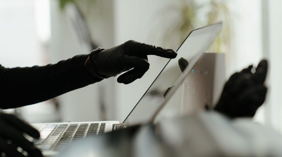 Golpes digitais estão mais realistas: especialista ensina como se proteger