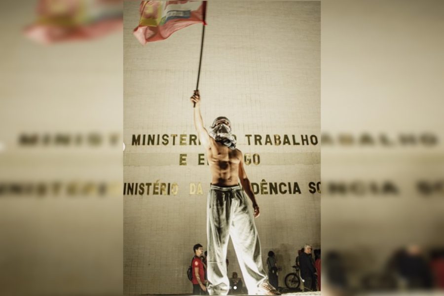 “Gostoso da Esplanada” rouba a cena em ato pró-Lula no DF e viraliza na web