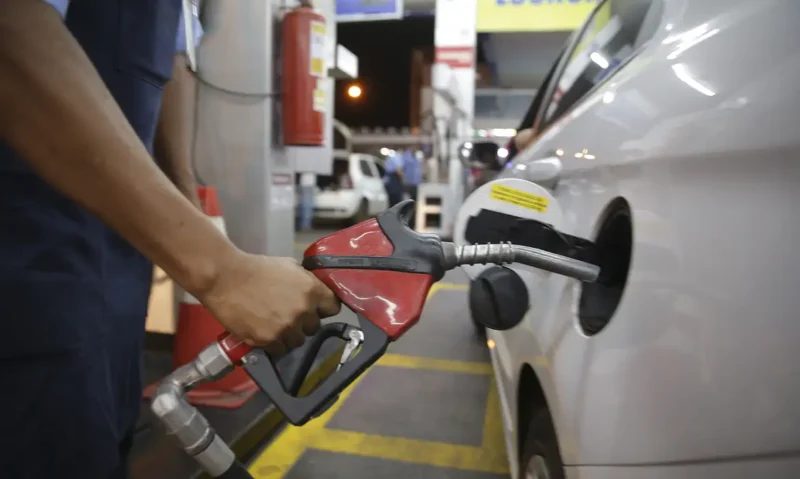 Impostos da gasolina zerados por 30 dias pelo governo