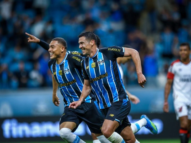 Grêmio derrota Athletico-PR e deixa a zona de rebaixamento do Brasileirão