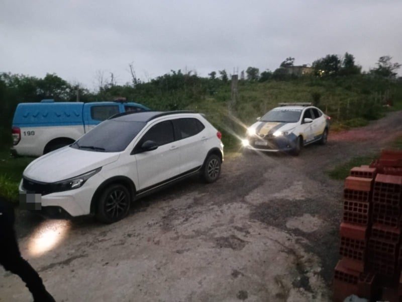 Guarda Municipal e PM apreendem veículo clonado em Volta Redonda