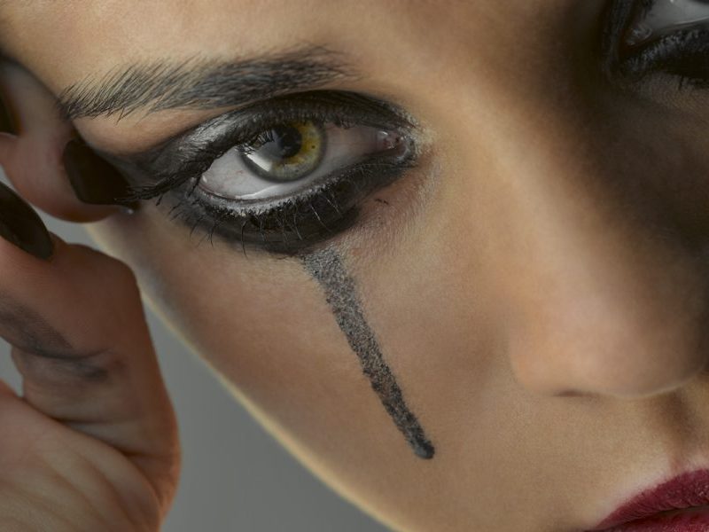 Halloween: maquiador ensina a fazer lágrimas pretas com apenas um produto