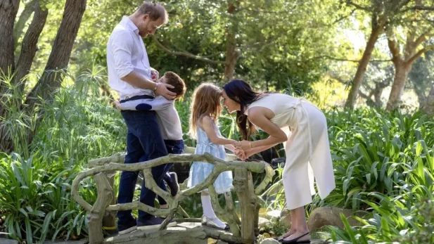 Harry e Meghan na Inglaterra: o motivo de ainda não verem o rei