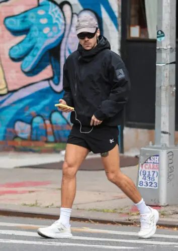 Harry Styles tem momento tenso em NY após perseguição de caçador de autógrafos; assista Harry Styles tem momento tenso em NY após perseguição de caçador de autógrafos; assista