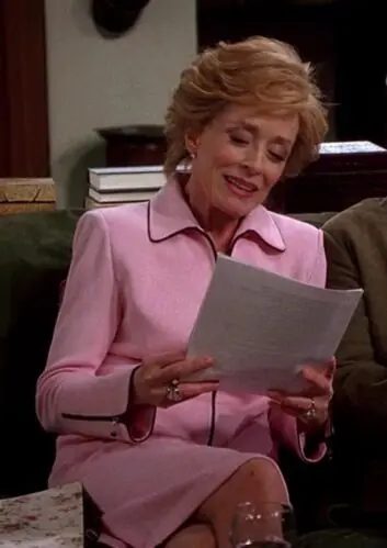 Holland Taylor, mãe de Charlie e Alan em “Two and a Half Men”, revela real motivo para ter deixado o elenco fixo da série; assista Holland Taylor revela por que deixou elenco fixo de “Two and a Half Men”; assista (Reprodução/Youtube/CBS)