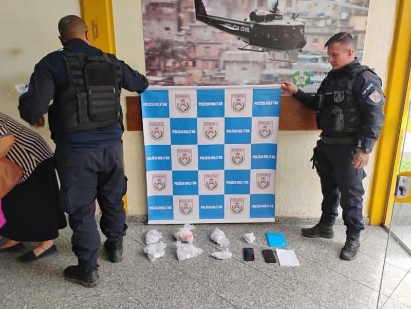 Homem com mandado de prisão em aberto é preso por tráfico em Barra do Piraí