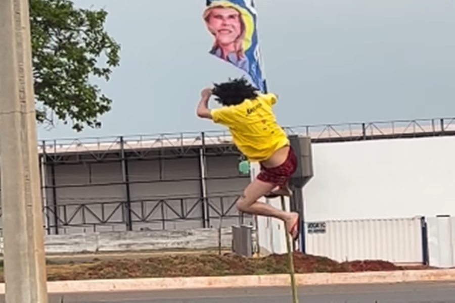 Homem dá voadora e tenta queimar bandeira de Celina; deputado aciona a PCDF