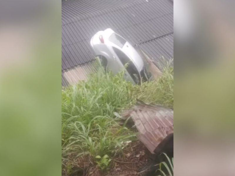 Homem é achado morto em carro sobre telhado no RJ
