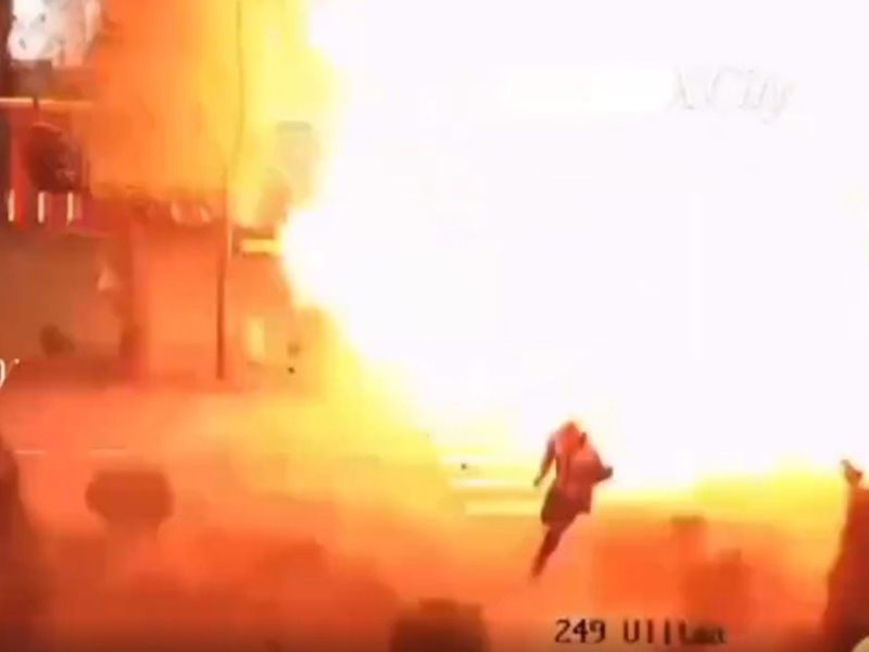 Homem escapa de drone russo em Kiev