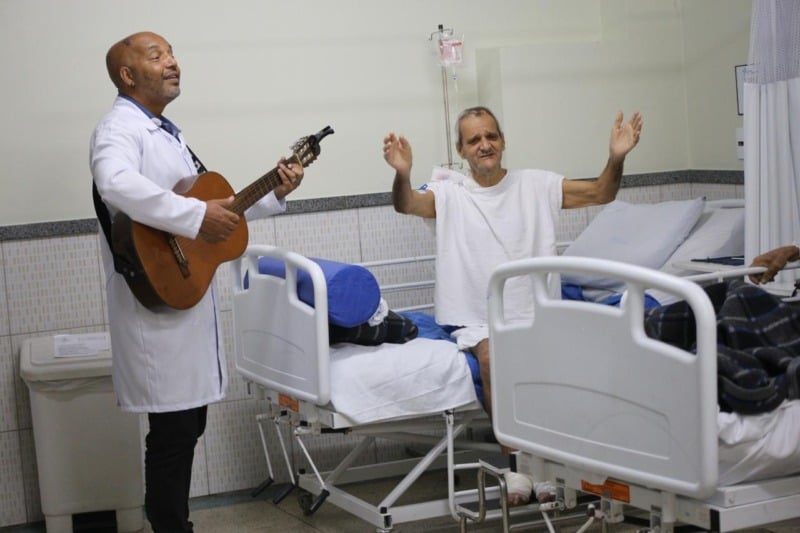 Música traz alívio a pacientes internados em Volta Redonda