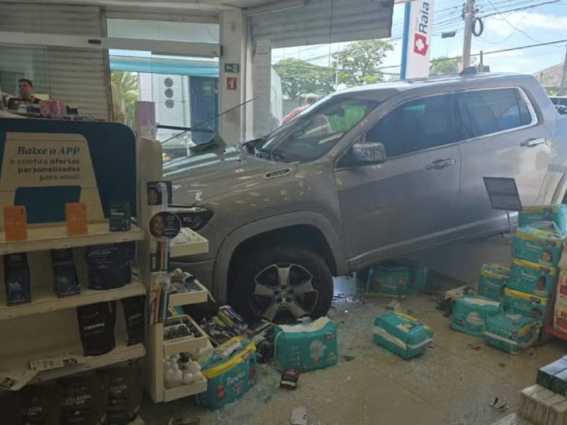 Caminhonete invade farmácia em Limeira após erro de motorista