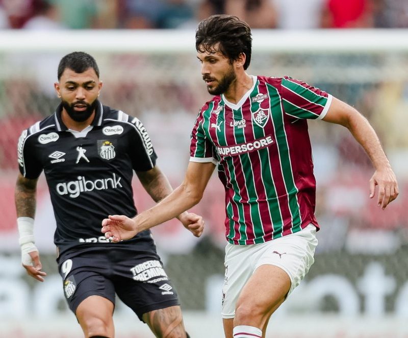Zagueiro do Fluminense aplica caneta em Neymar no Brasileirão