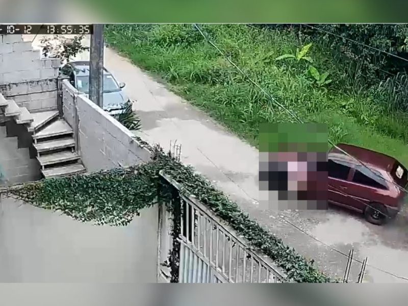 Imagem chocante: câmera flagra homem arrastando companheira com carro no RJ