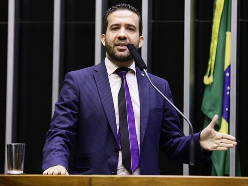 Comitiva da Venezuela quer encontrar André Janones no Brasil