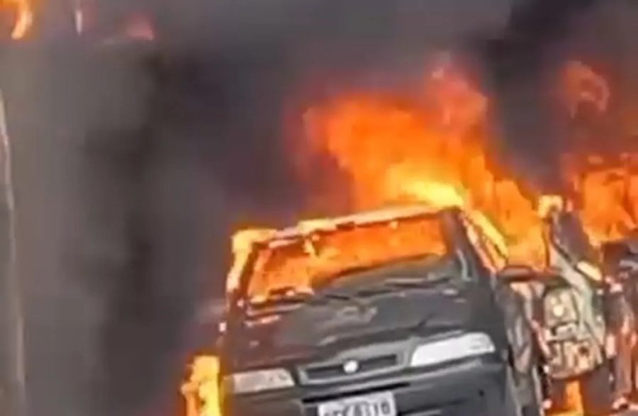 Incêndio atinge galpão de oficina e danifica cinco veículos em Angra dos Reis