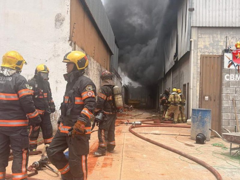Incêndio atinge galpão de tapetes em Ceilândia e fumaça preta chama atenção
