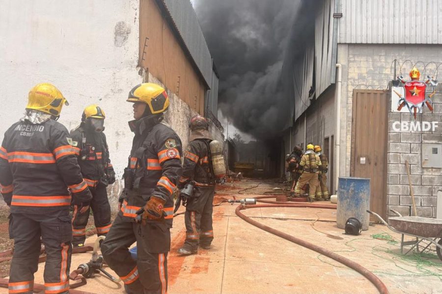 Incêndio atinge galpão de tapetes em Ceilândia e fumaça preta chama atenção