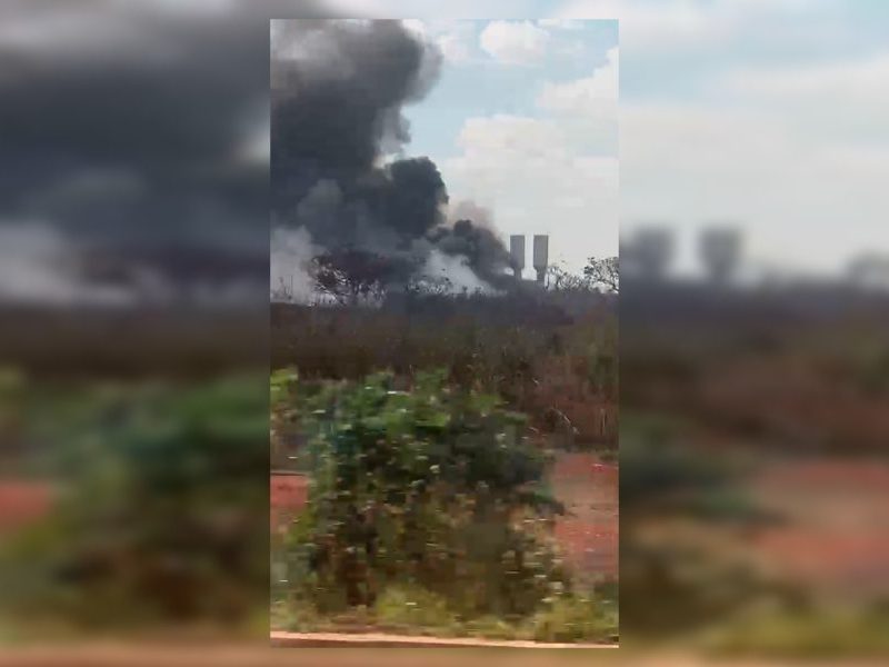 Incêndio atinge galpão de recicláveis no DF