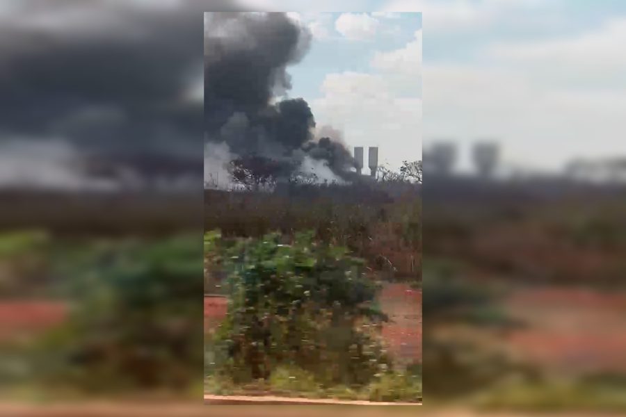 Incêndio de grandes proporções atinge galpão de recicláveis no DF