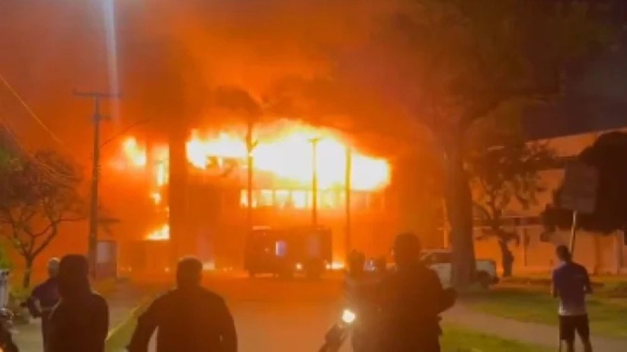 Incêndio de grandes proporções destrói prédio de laboratórios da UFPE; é o 3º caso em uma semana